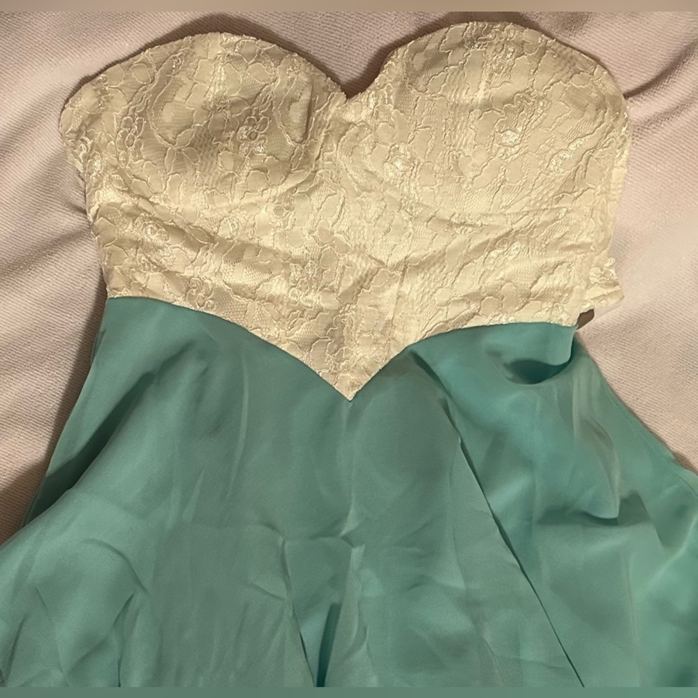 Two toned strapless lace bodice